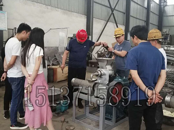 朝鮮冷面機(jī)試機(jī)現(xiàn)場(chǎng)