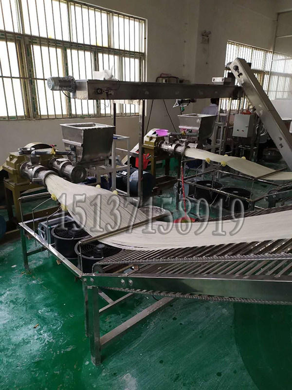 全自動米線機生產中 全自動米線機生產中