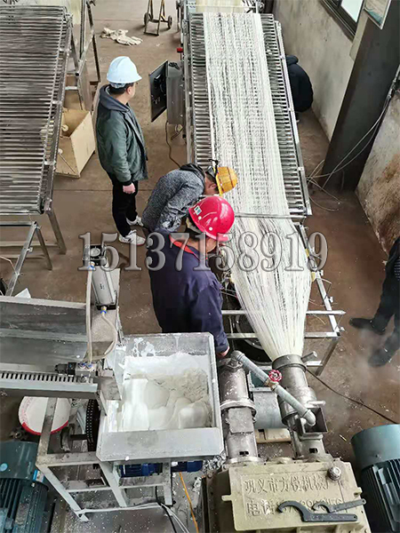 全自動米線機試機現場